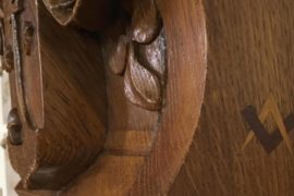 PHOTO : UN COMPAS ET UNE EQUERRE DANS UNE ÉGLISE