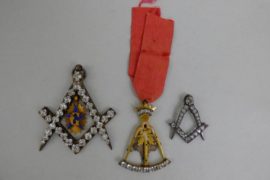 DES BIJOUX MAÇONNIQUES AUX ENCHÈRES – PHOTOS