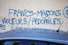 BOURGES – TAGS ANTI-MACONNIQUES SUR UN TEMPLE