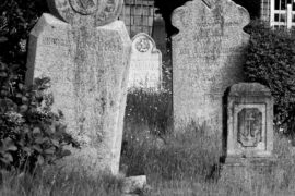 JAPON – SYMBOLES MAÇONNIQUES DANS UN CIMETIÈRE