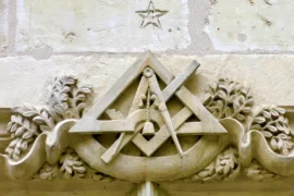 AVEZ-VOUS REMARQUÉ CES SYMBOLES LAISSÉS PAR DES FRANCS-MAÇONS DANS PARIS ?
