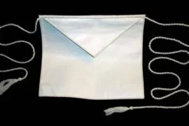 LE TABLIER, SYMBOLE DE L’INNOCENCE