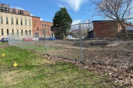 DES HABITANTS SOULAGÉS DE LA DÉMOLITION DU TEMPLE MAÇONNIQUE LOCAL