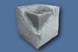 L’ÉNIGME DE LA PIERRE CUBIQUE POINTUE