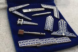 LES LUMIÈRES, LES BIJOUX ET AUTRES SYMBOLES