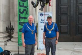 DES FRANCS-MACONS DESCENDENT EN RAPPEL FREEMASON’S HALL