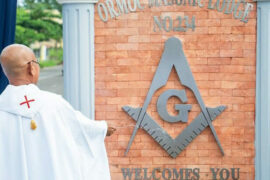 UN PRÊTE BENISSANT UN MONUMENT MACONNIQUE : UN CAILLOU ETERNEL DANS LA CHAUSSURE DE ROME